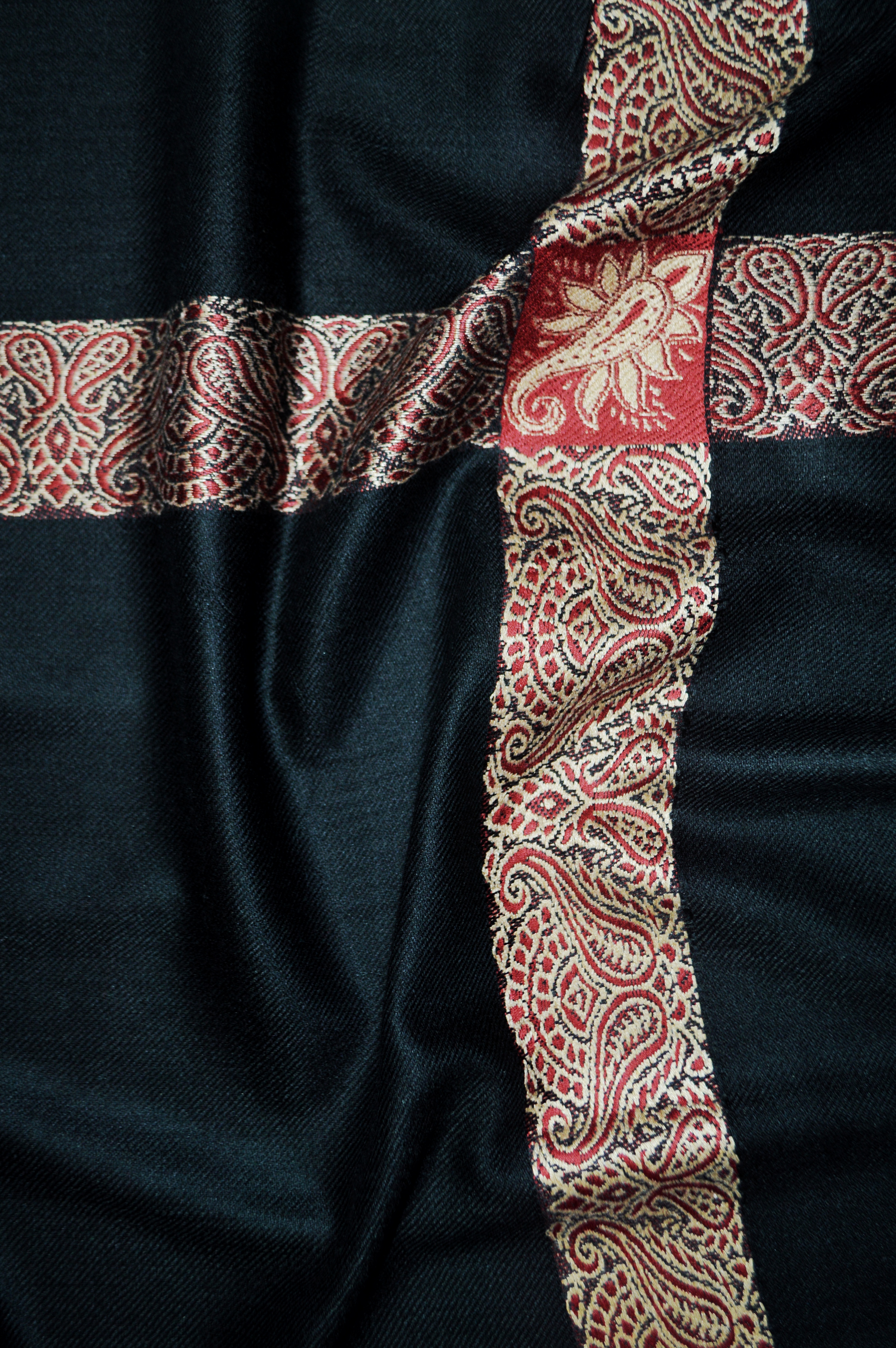 Bordered ghutra with paisley detail