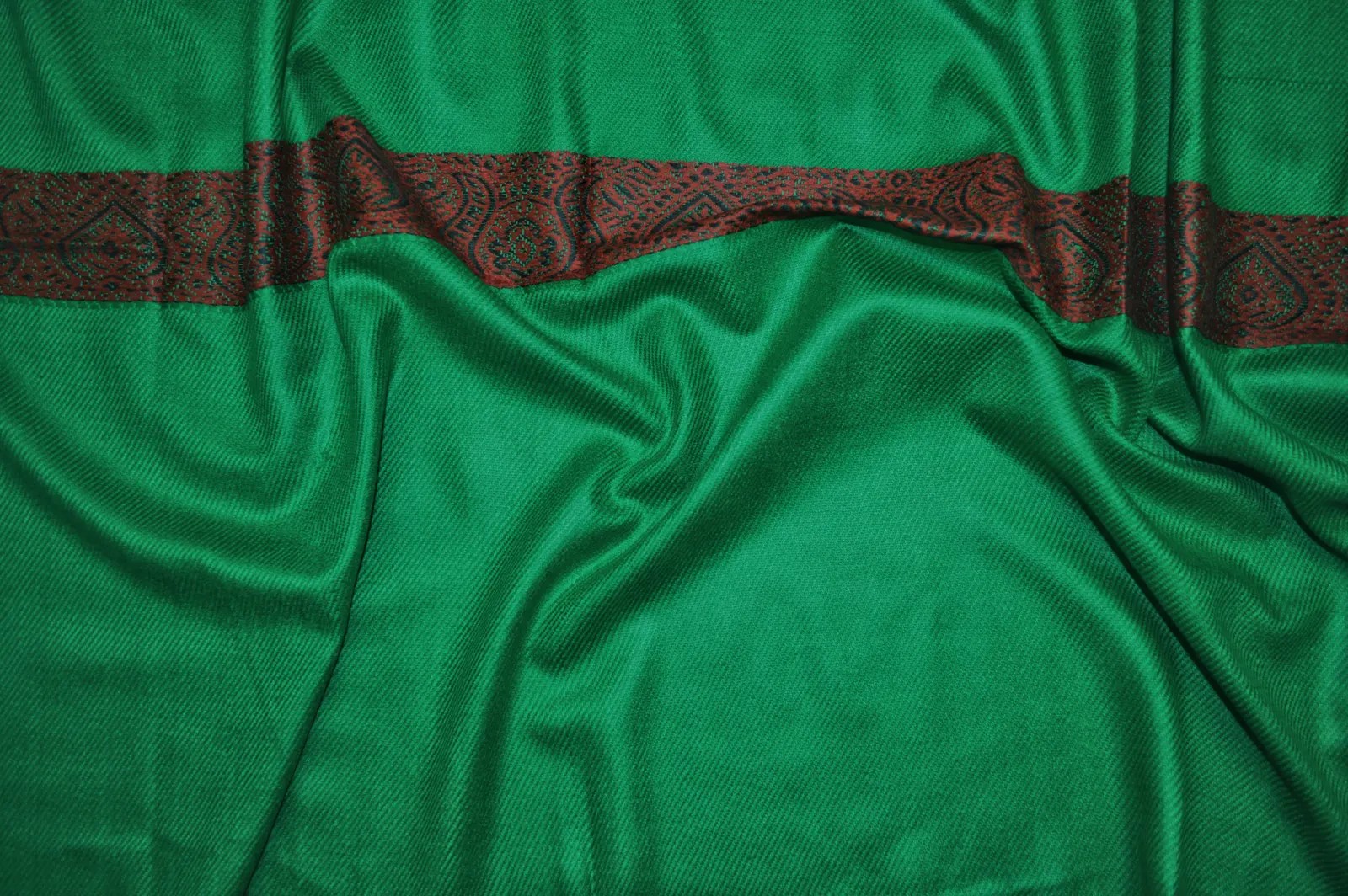 Green shawl with lustrous finish