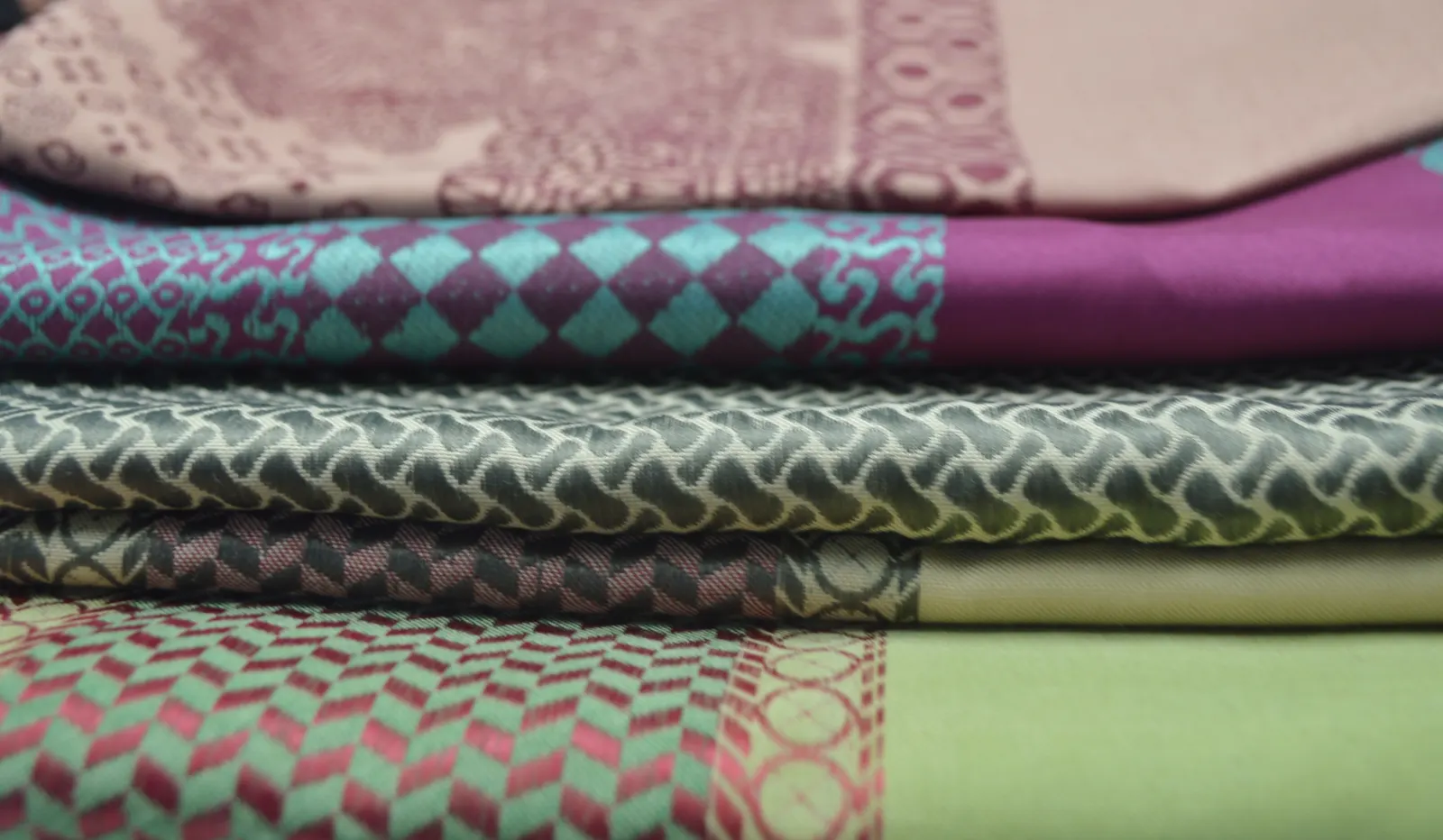 Patterned keffiyeh in multiple colours